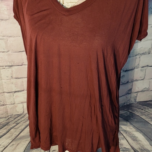 Maroon tshirt - Picture 3 of 3